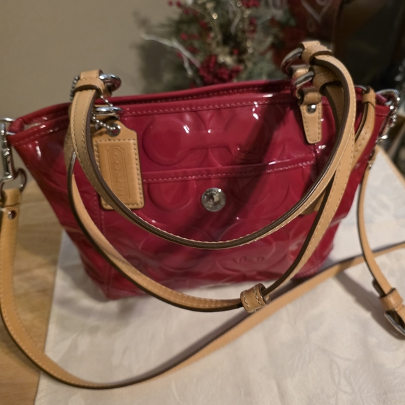 COACH - Elegant Red Patent Leather Crossbody Bag - Picture 4 of 4